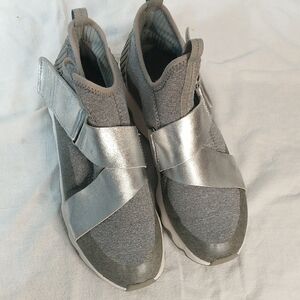 Sorel Kinetic Ladies Size 8.5 Gray and Silver Sneakers Leather & Nylon (J).